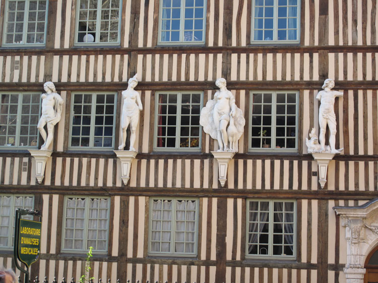 Façade sur rue à pans de bois : sculptures monumentales