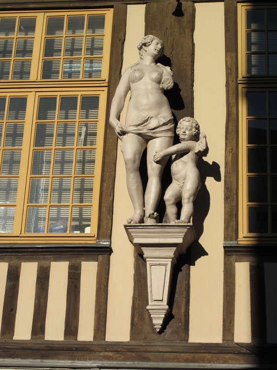 Façade sur rue à pans de bois : sculpture monumentale