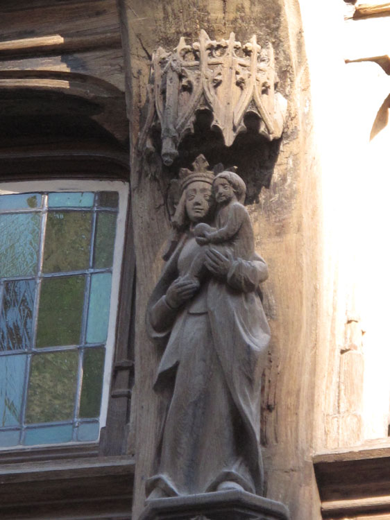 Façade sur rue : statue de la Vierge à l'Enfant sous un dais