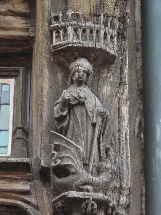 Façade sur rue : statue d'un saint sous un dais