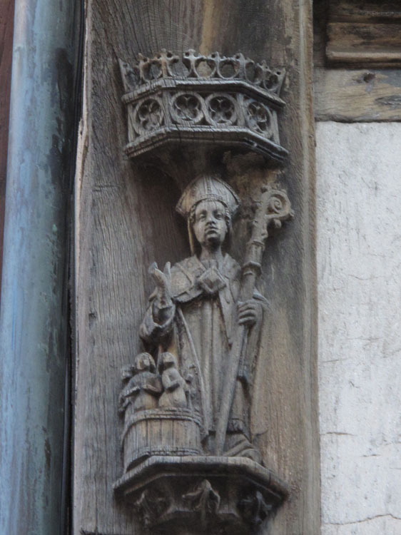 Façade sur rue : statue d'un évêque sous un dais