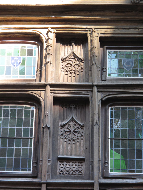 Façade sur rue : panneaux décoratifs entre les fenêtres