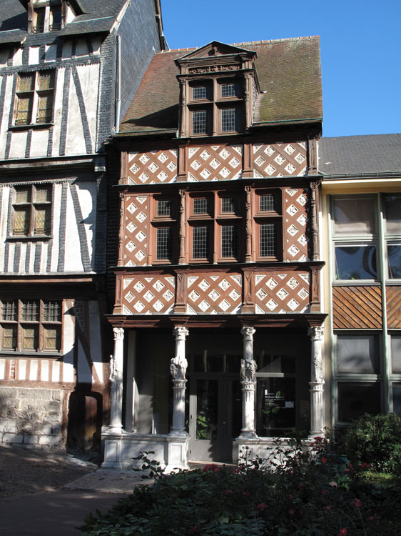 Façade sur rue à pans de bois