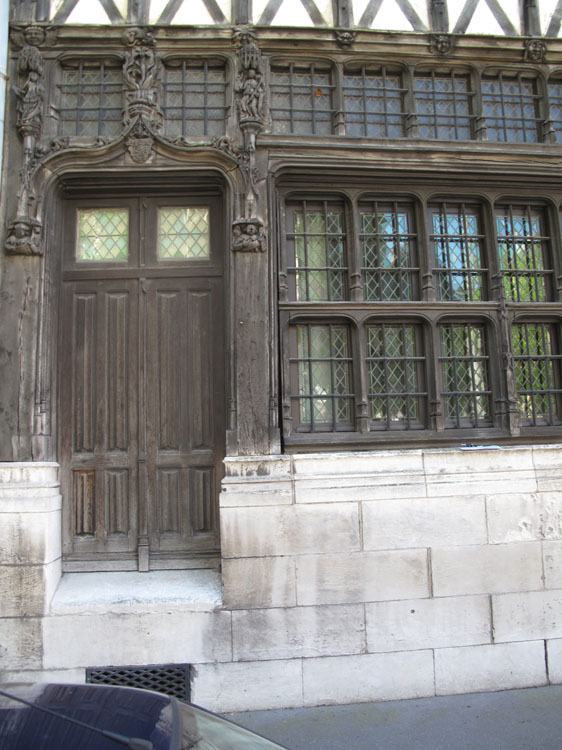 Façade sur rue : porte d'entrée