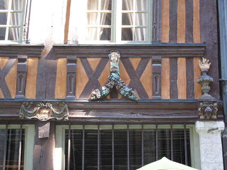 Façade sur rue : pans de bois