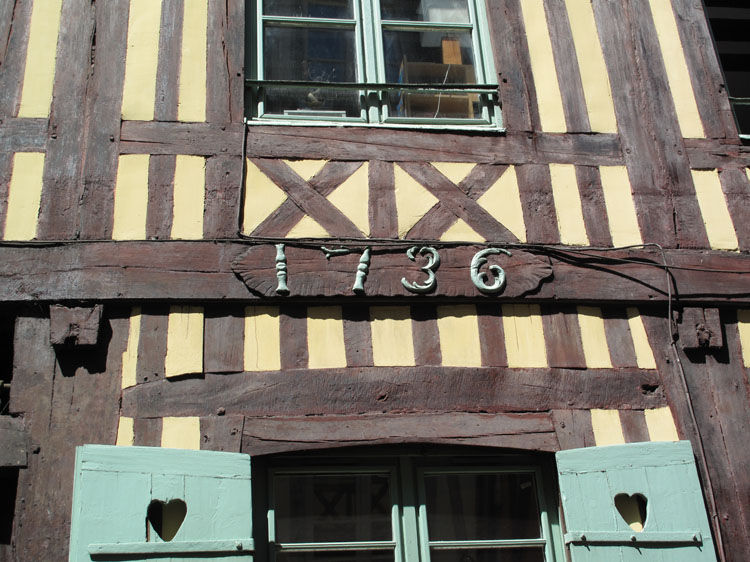 Façade sur rue : inscription sur poutre