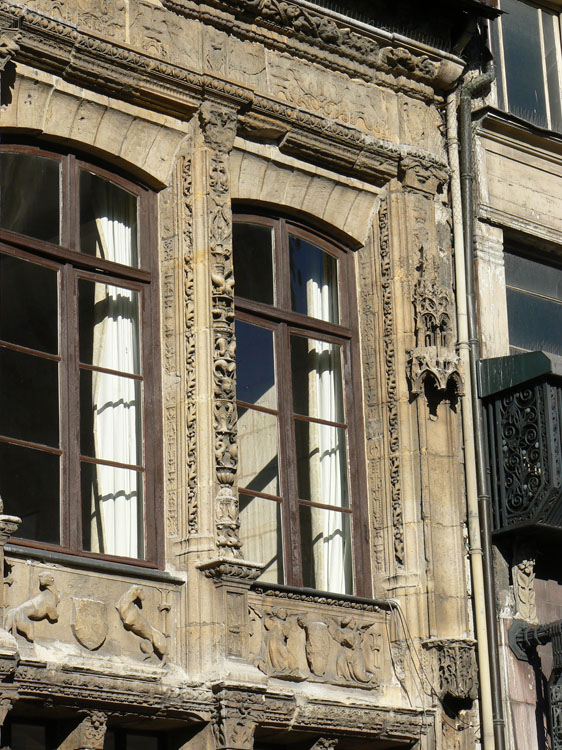 Façade : fenêtres à encadrement sculpté