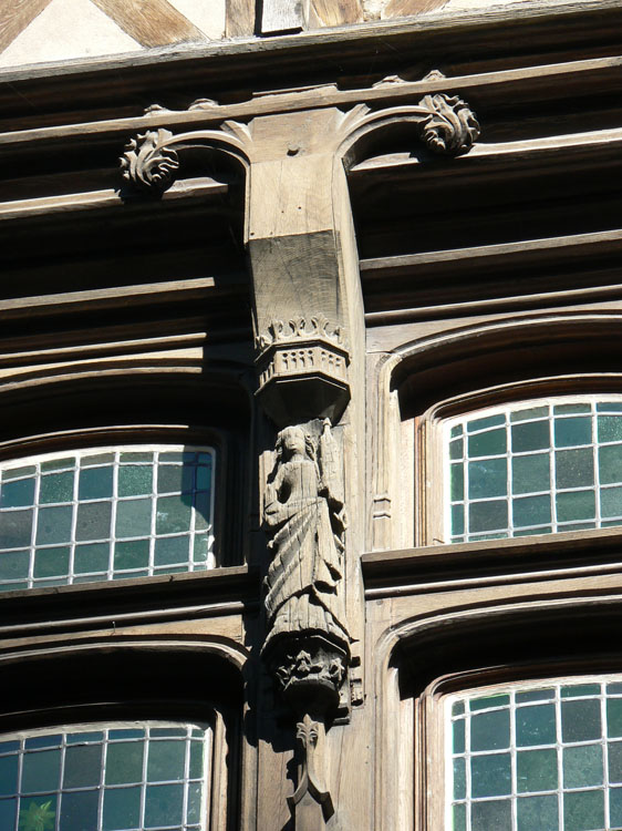 Façade sur rue : console sculptée