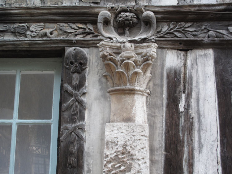 Façade à pans de bois : ornements sculptés