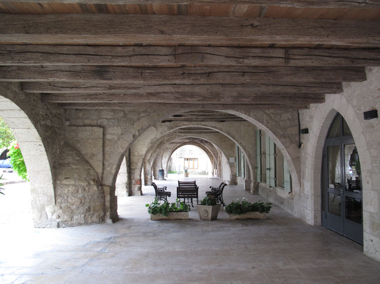 Arcades de la place : vue du couvert