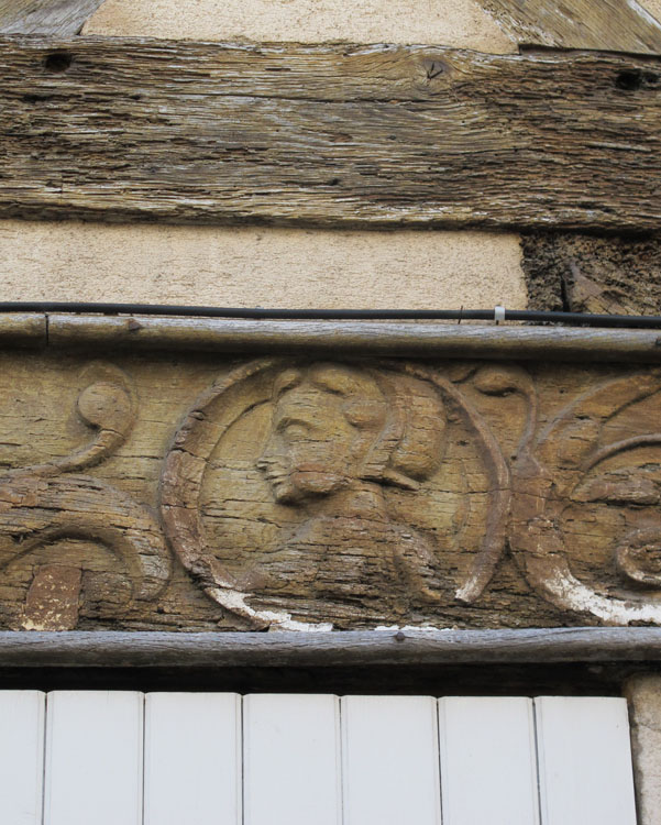 Façade sur rue : décor sculpté en bois