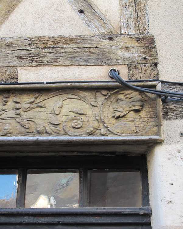 Façade sur rue : décor sculpté en bois