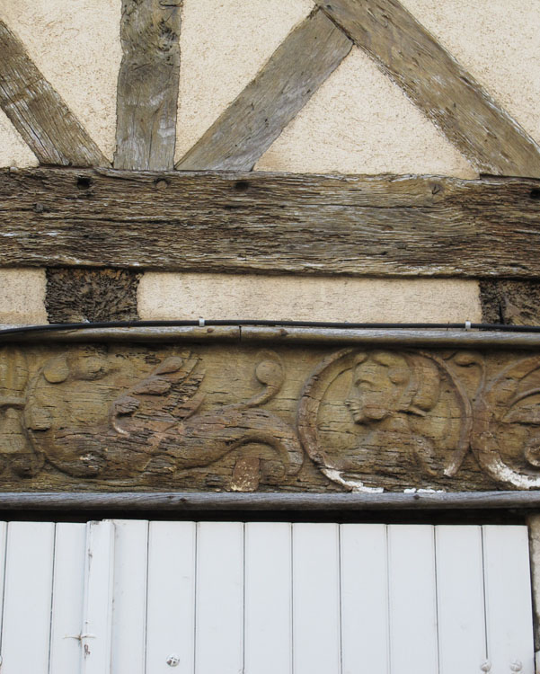 Façade sur rue : décor sculpté en bois