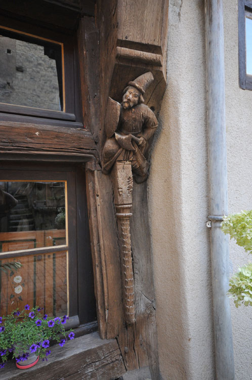 Façade sur rue : console sculptée avec personnage