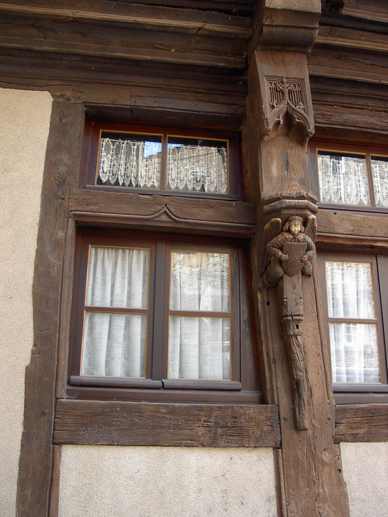 Façade sur rue : console sculptée avec personnage