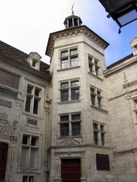 Façade sur cour : tourelle d'escalier