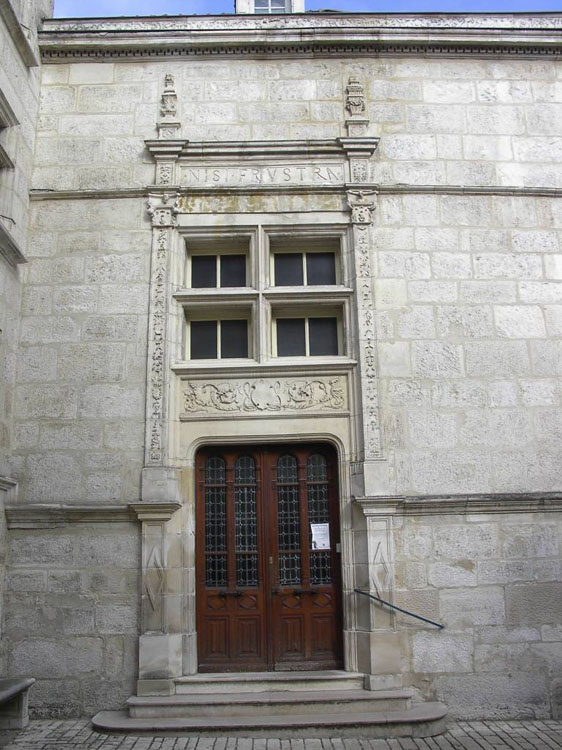 Façade sur cour : porte d'entrée