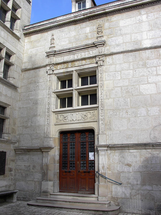 Façade sur cour : porte d'entrée