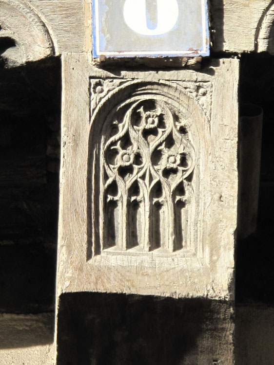 Façade sur rue : console sculptée