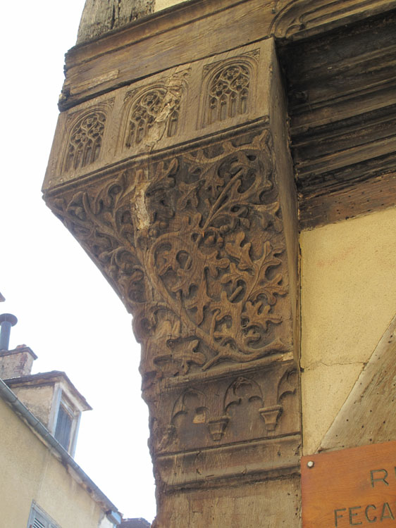 Angle des façades : poteau cornier sculpté