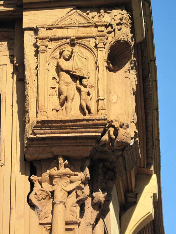 Angle des façades : poteau cornier sculpté