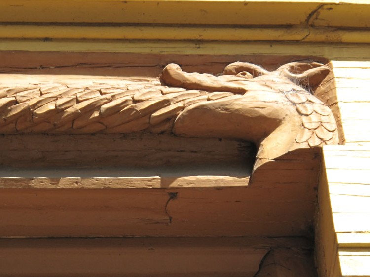 Façade sur rue : encadrement sculpté à engouments