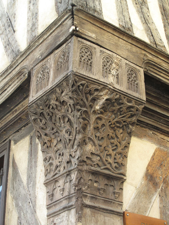 Angle des façades : poteau cornier sculpté