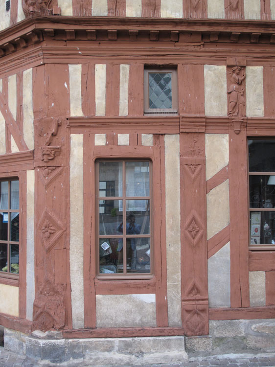 Façade sur rue : porte d'entrée