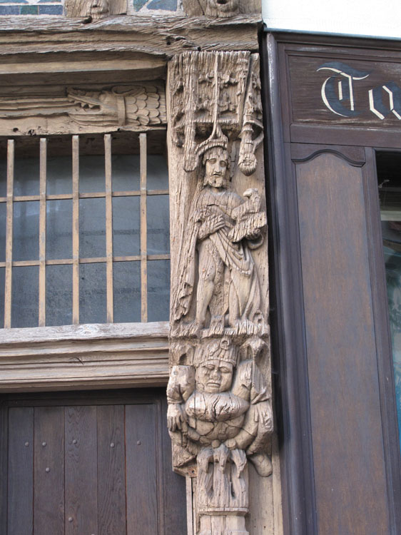 Façade sur rue : console sculptée