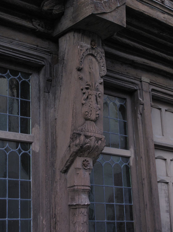 Façade sur rue : console sculptée