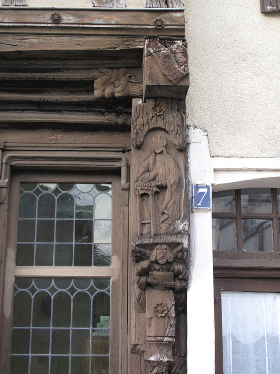 Façade sur rue : console sculptée