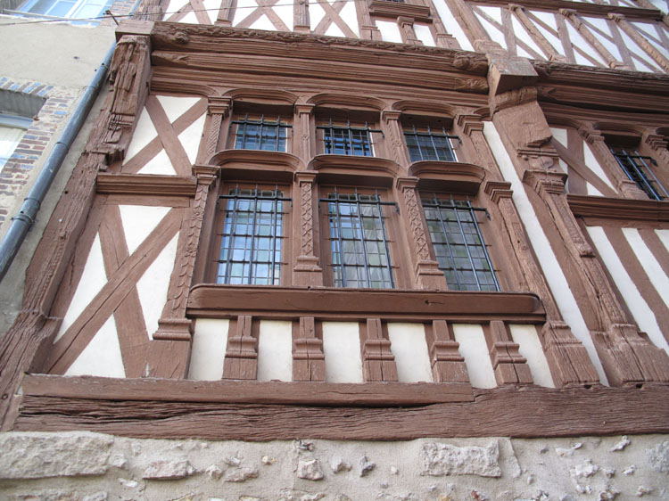 Façade sur rue : fenêtre