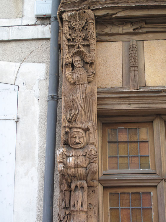 Façade sur rue : poteau cornier sculpté