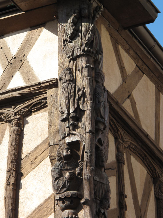 Angle des façades : poteau cornier sculpté