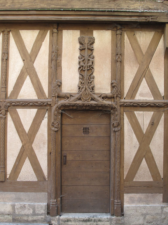 Façade sur rue : porte d'entrée