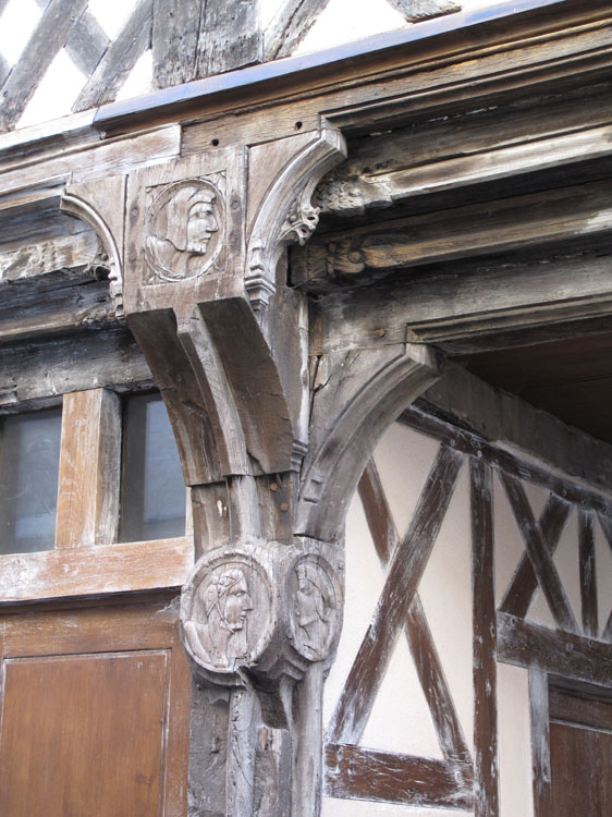 Façade sur rue : encorbellement et console sculptée