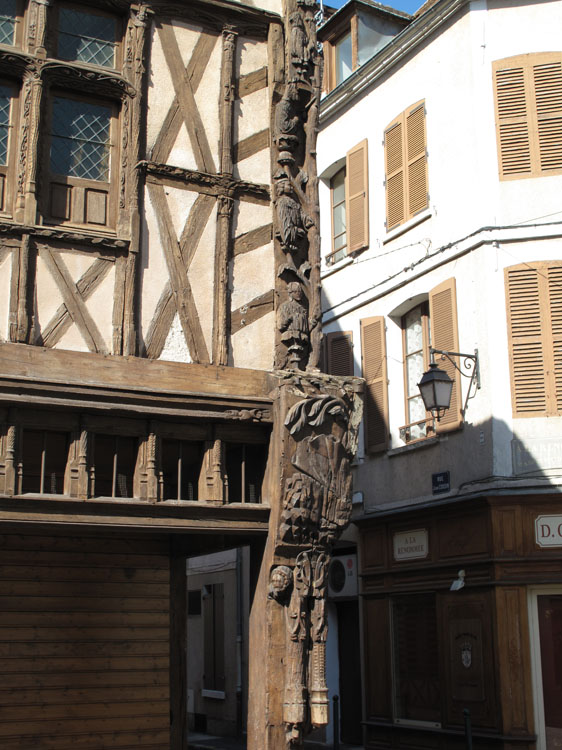 Façade sur rue : poteau cornier sculpté