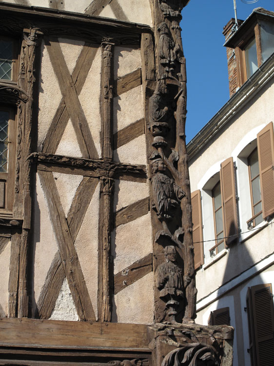 Façade sur rue : poteau cornier sculpté