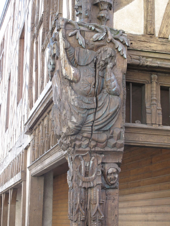 Angle des façades : poteau cornier sculpté