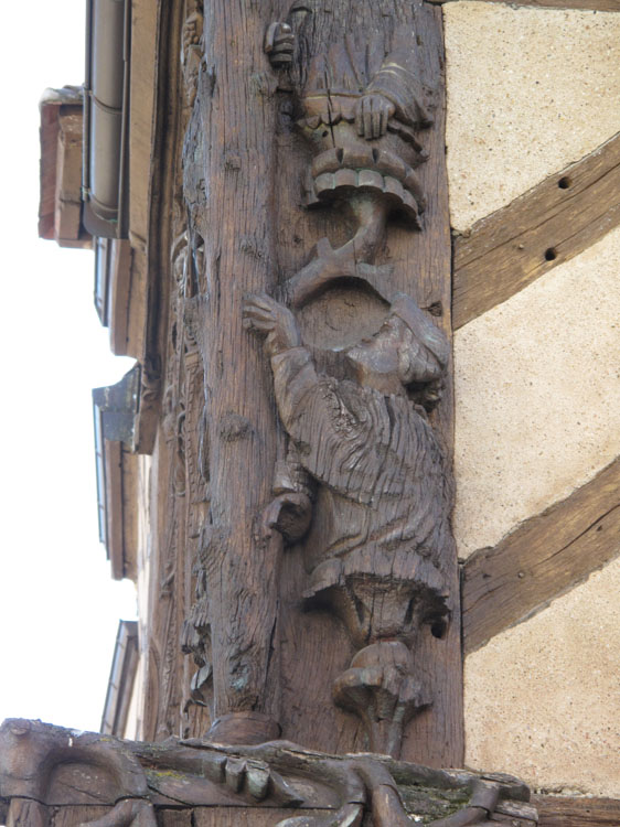 Angle des façades : poteau cornier sculpté