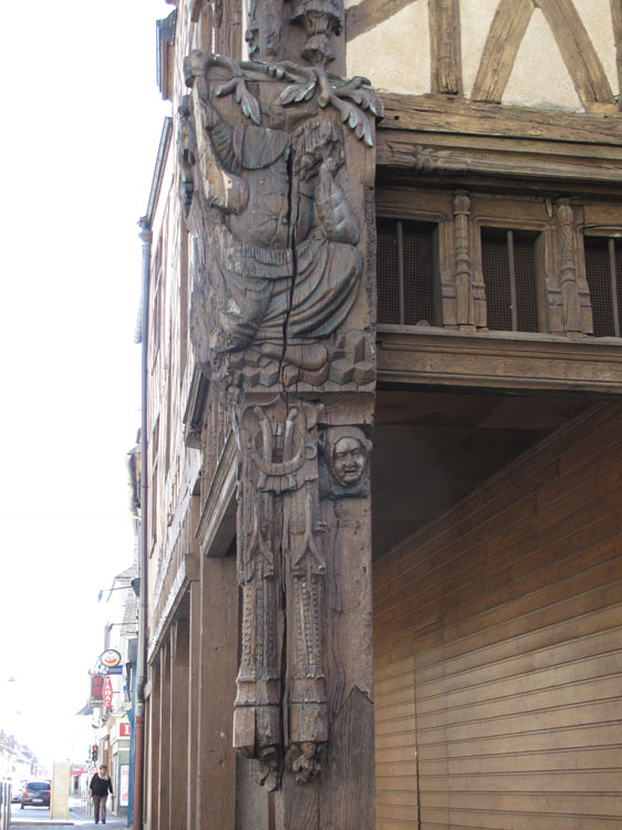 Angle des façades : poteau cornier sculpté