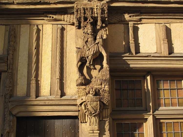 Façade sur rue : console sculptée