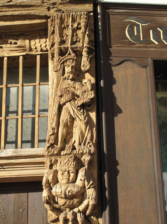 Façade sur rue : console sculptée