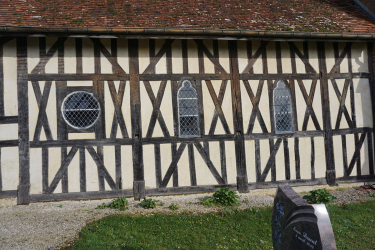 Façade sud : pans de bois et baies