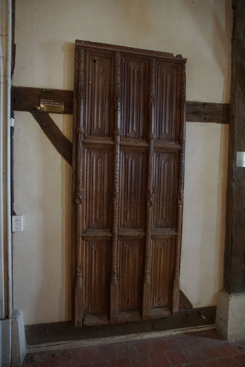 Intérieur : ancienne porte en bois sculpté