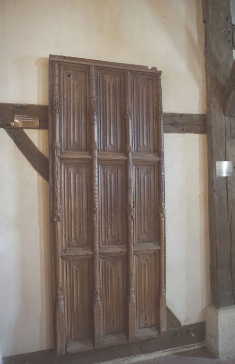 Intérieur : ancienne porte en bois sculpté