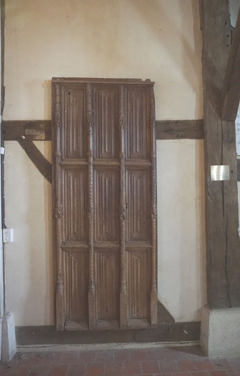 Intérieur : ancienne porte en bois sculpté