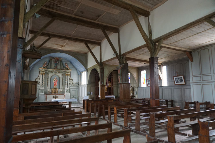 Intérieur : vue d'ensemble en direction du chœur