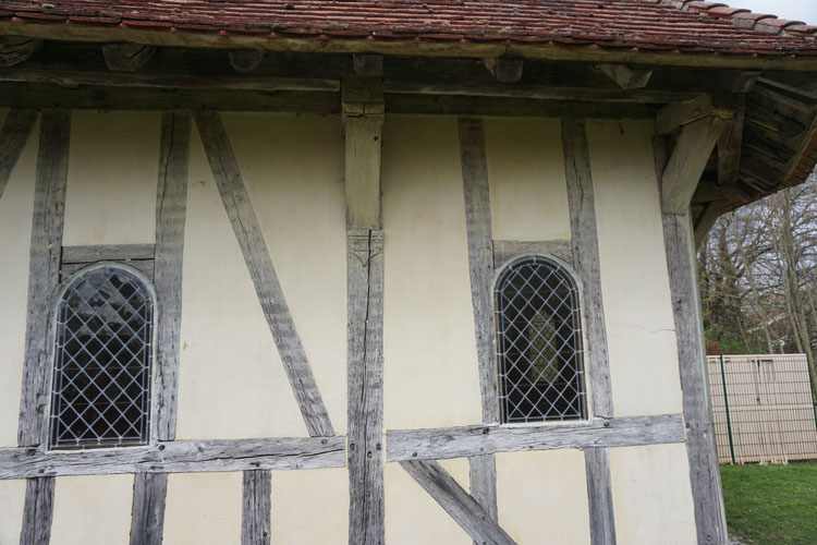 Façade sud : pans de bois et baies