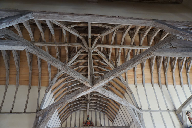 Intérieur : charpente de la croisée du transept